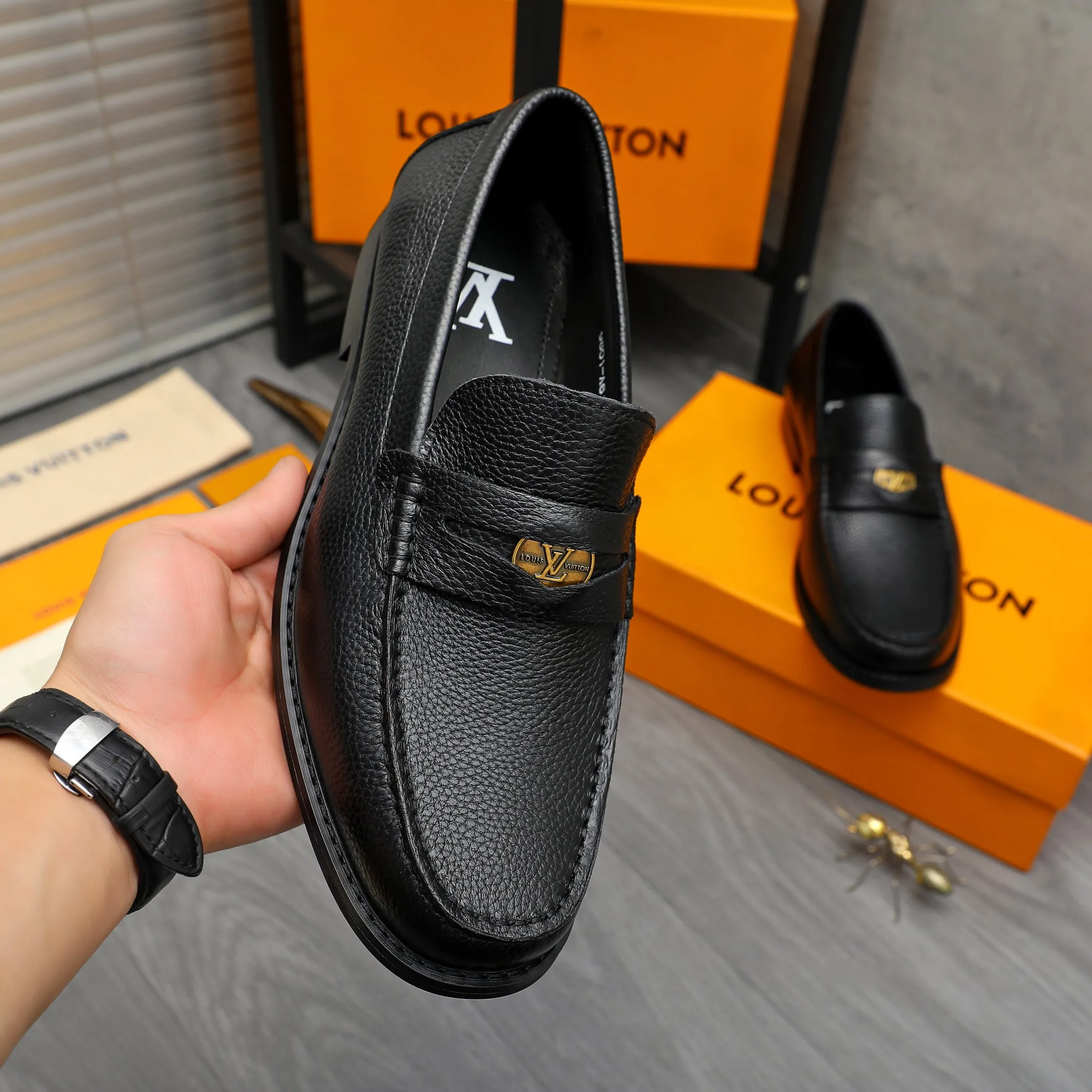 Men's shoes 💰p460 Product trademark: LV (Louis Vuitton) business slip-on leather shoes. Regular size: 38-45 (45 is custom-made and non-returnable) Product materials: Selected pebbled cowhide upper, cowhide lining, original rubber outsole